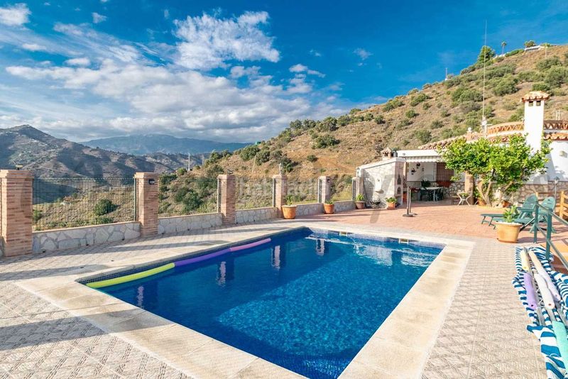 Foto 1f83fb83-0e9d-48a2-9783-9bca4be7c482. Casa amb aparcament piscina a Torrox pueblo Torrox