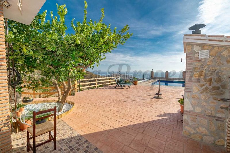 Foto cc0abc8e-bce3-4ae3-b5b9-6c1e48538779. Casa amb aparcament piscina a Torrox pueblo Torrox