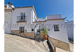 House in Sedella. Casa de pueblo reformada con dos apartamentos y terraza con vist