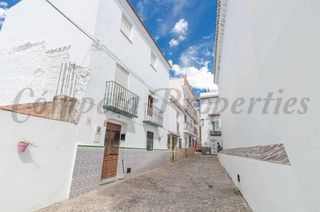 Casa in Árchez. Amplia casa con mucho carácter y múltiples posibilidades en el c