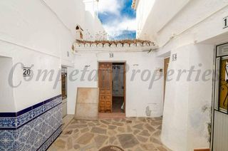 Casa in Sayalonga. Casa de pueblo para reformar en sayalonga