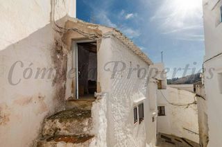 Maison à Salares. Amplio espacio con gran potencial para convertir en vivienda en