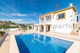 Casa a Torrox Pueblo. Exclusiva casa de campo con vistas panorámicas al mar y a la mon