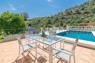 Casa a Chaparil - Torrecilla - Punta Lara. Finca con 3 viviendas, piscina y plantación de aguacates a solo