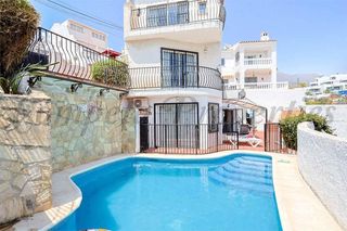 Casa in Nueva Nerja. Elegante vivienda de tres plantas con vistas al mar y piscina pr
