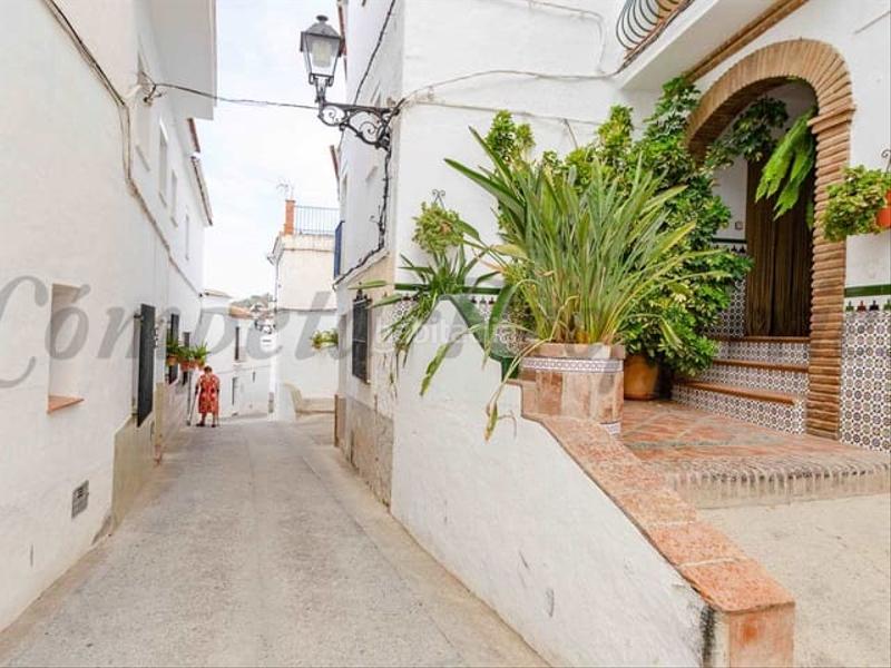 Foto 95235f78-aff6-4084-8364-ba24103ef259. Casa adossada amb xemeneia calefacció a Canillas de Albaida