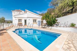 Chalet  Avenida de sayalonga. Villa con piscina privada en competa