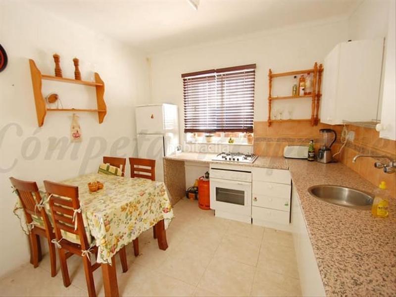 Foto bf4b62c2-4bc7-40ca-bfd9-0ef313380f62. Casa adossada amb calefacció a Torrox pueblo Torrox