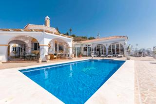 Chalet en Torrox Pueblo. Villa con piscina privada y vistas panormicas en torrox