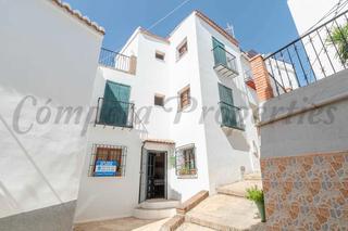 Maison jumelée à Árchez. Casa de pueblo típica de españa