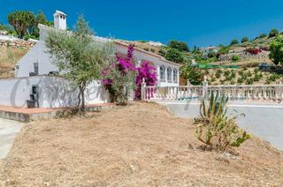 Xalet a Cómpeta. Villa con piscina privada, apartamento para invitados independie