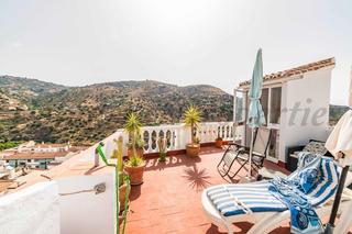 Maison jumelée à Torrox Pueblo. Amplia casa de pueblo en torrox