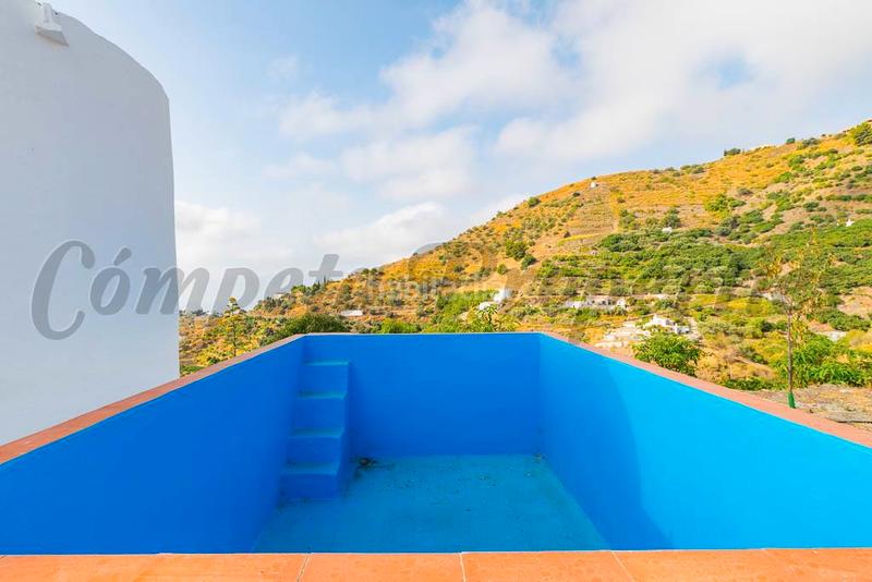 Foto 7c791df7-6149-4489-99a9-a6cdf4d87998. Masía 3 en 1: dos casas de campo habitables y una para reformar en Torrox