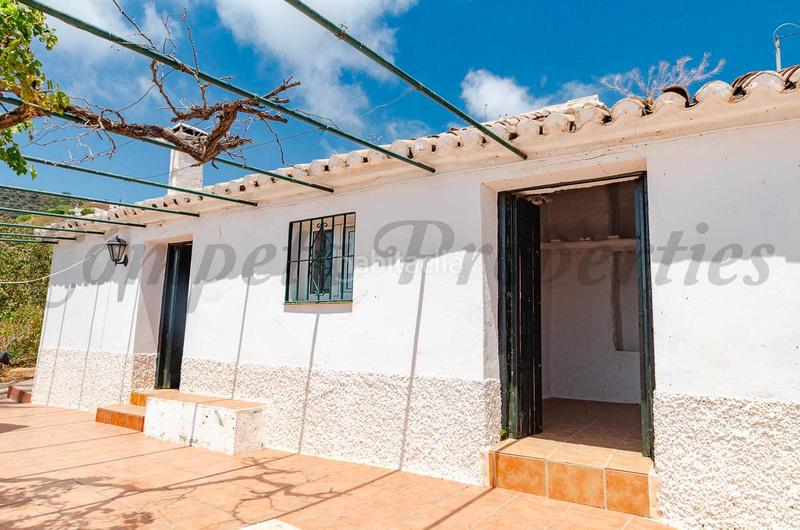 Foto d9cdc215-9d64-429f-b32f-2a7baf244829. Masía 3 en 1: dos casas de campo habitables y una para reformar en Torrox