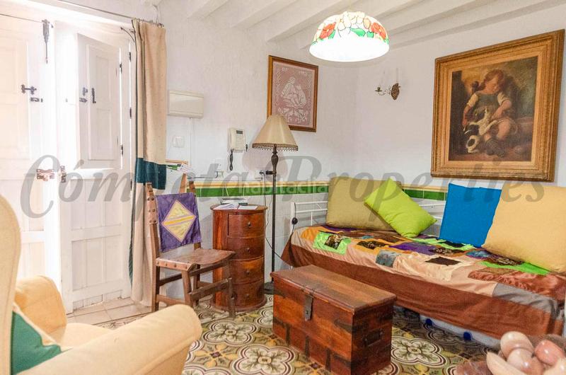 Foto 270f394a-a145-4e5a-b502-b5c78787355d. Casa pareada encantadora casa tradicional con terrazas y taller en el corazón en Cómpeta