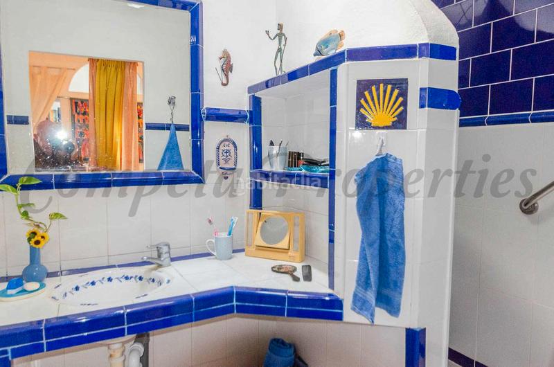 Foto 85fdb6f1-f046-4586-b340-d6357ce07b66. Casa pareada encantadora casa tradicional con terrazas y taller en el corazón en Cómpeta