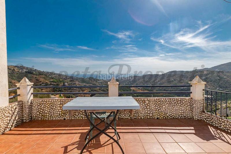Foto d8f41784-9660-401a-b224-afccb1e4a77d. Masia amb xemeneia aparcament piscina a Torrox pueblo Torrox