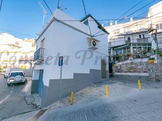 Casa adossada a Cómpeta. Casa de pueblo con terraza y garaje