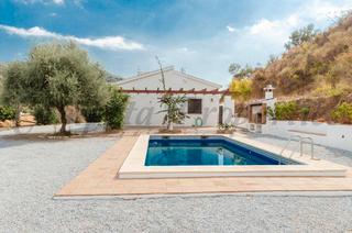 Chalet en Árchez. Villa con piscina privada en archez
