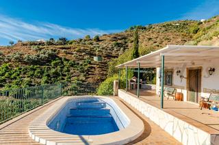 Masia a Cómpeta. Villa con piscina privada en competa. plantacion de olivos, agua