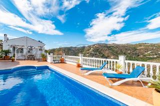 Xalet en Torrox Pueblo. Exclusiva casa de campo de 5 dormitorios en venta en torrox