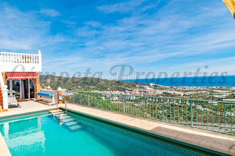 Foto 59f84255-84b4-4d28-ac1d-d7b41a45bfee. Chalet avec cheminée chauffage parking piscine dans Torrox