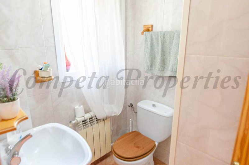 Foto f37cfc25-7635-425c-bb70-98d10eb2ca8c. Masia amb xemeneia calefacció aparcament piscina a Cómpeta