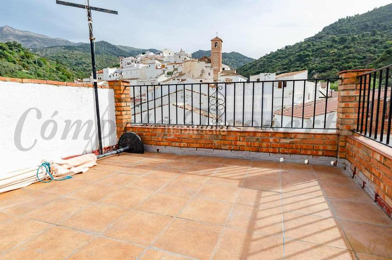 Foto 0bb93f26-e7b2-4db9-94a3-cd99fef6761e. Casa adossada amb xemeneia a Salares