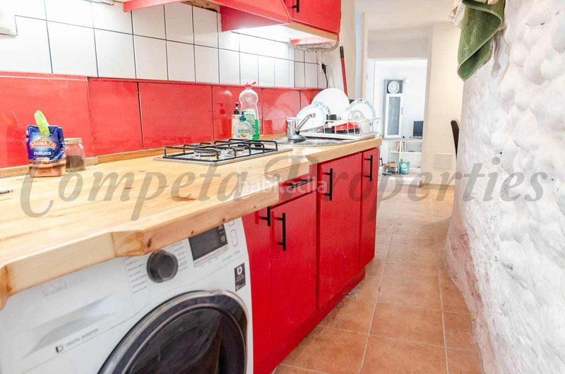 Foto c8b4794c-744e-4a07-88f0-75d43d6dd3b8. Casa adossada amb xemeneia a Salares