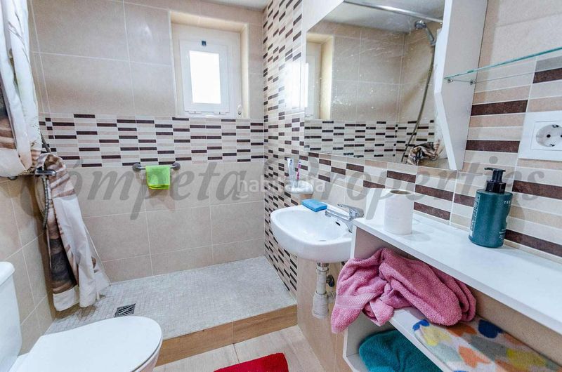 Foto cc38e33b-974f-4058-94c2-61601c7c18e4. Casa adossada amb xemeneia a Salares