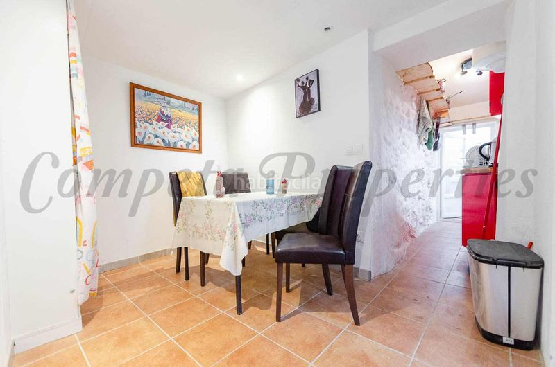 Foto cf81e71f-c2b1-4110-a745-c5718bfad2f9. Casa adossada amb xemeneia a Salares