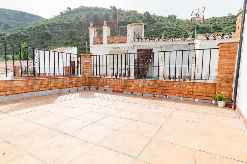 Foto e025c353-45d7-411e-b27a-5f02616b37c6. Casa adossada amb xemeneia a Salares