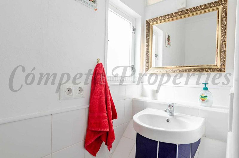 Foto f4c44617-7804-40cc-842c-684fa407fc6c. Casa adossada amb xemeneia a Salares