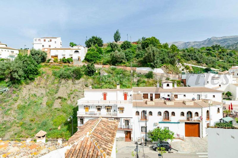 Foto f8c24b43-c3c0-41db-ae46-76908a591378. Casa adossada amb xemeneia a Salares