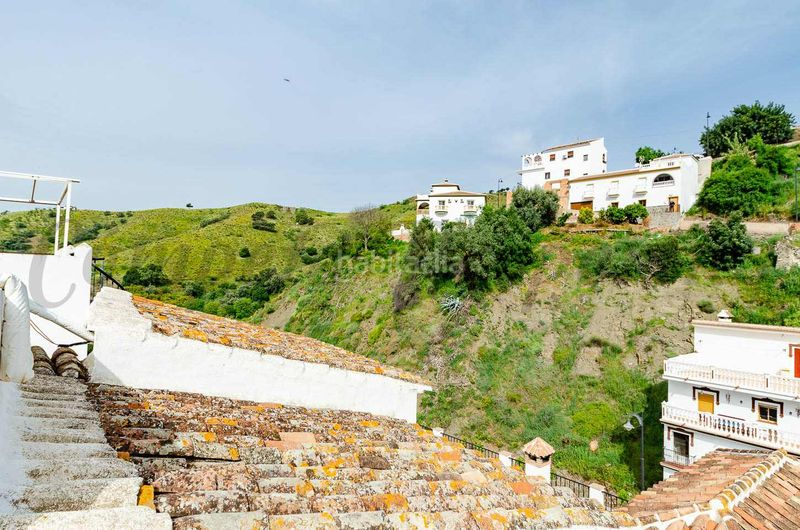 Foto f9441050-067a-4bef-b5b6-d43de0cd360f. Casa adossada amb xemeneia a Salares