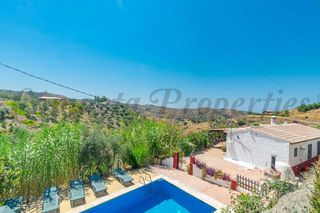 Country house in Sedella. Casa de campo con piscina privada en sedella