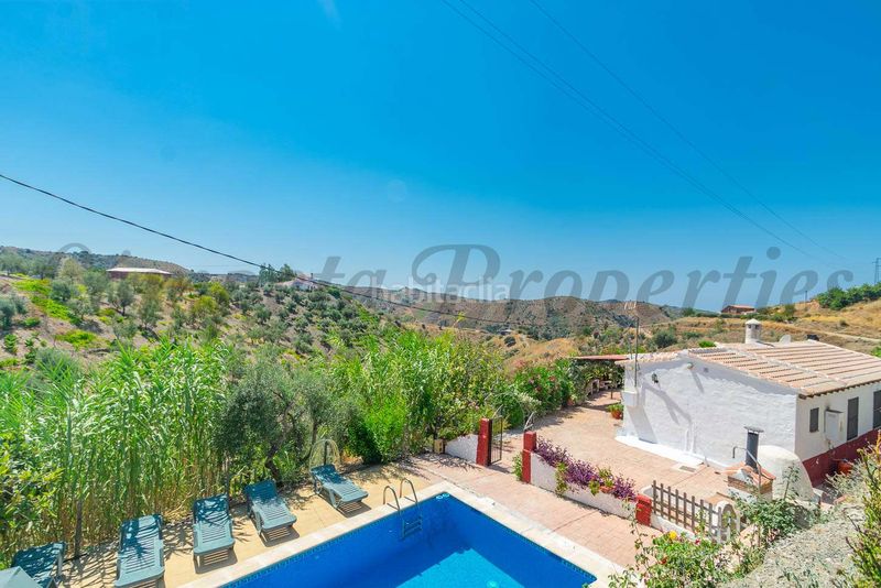 Foto c6e2de30-d303-482b-97f7-bd24018726a0. Masia amb xemeneia piscina a Sedella