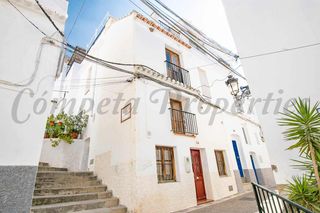 Semi detached house in Cómpeta. Casa de pueblo con terraza en cómpeta. ubicacion céntrica.