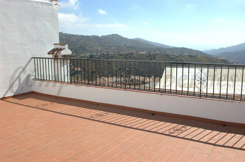 Foto 605494a0-7608-4739-a0ad-9f79e8ff1690. Casa adossada a Cómpeta