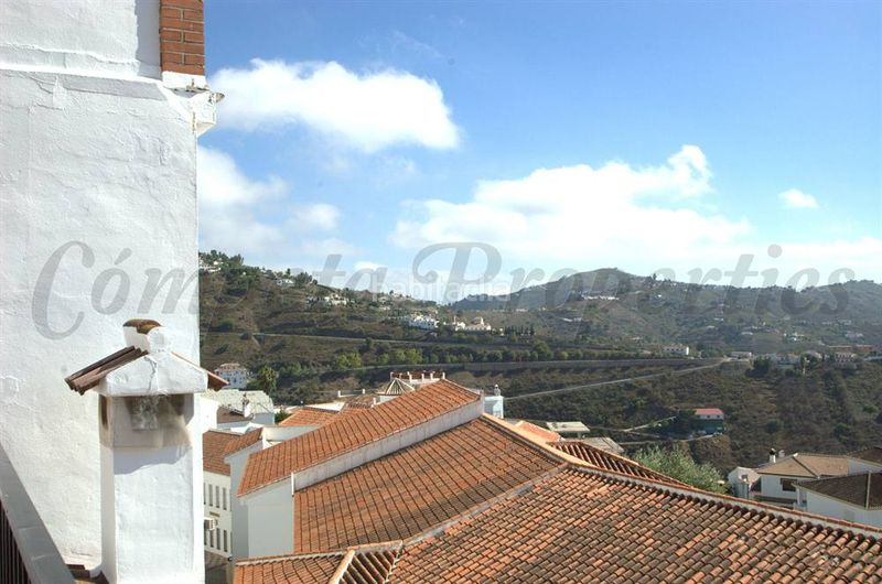 Foto f2b4d88a-efa0-4e19-920e-0f3b51b17d96. Casa adossada a Cómpeta