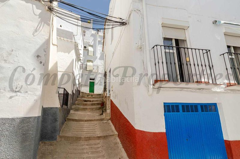Foto 540ae8c8-bff2-479f-a4e0-e1006724541e. Casa adossada amb aparcament a Cómpeta