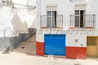 Casa adosada en Cómpeta. Casa en cómpeta con terraza y un pequeño garaje.