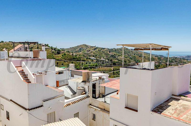 Foto bdc30ee0-c0f7-4153-8471-195da8851d3b. Casa adossada a Cómpeta