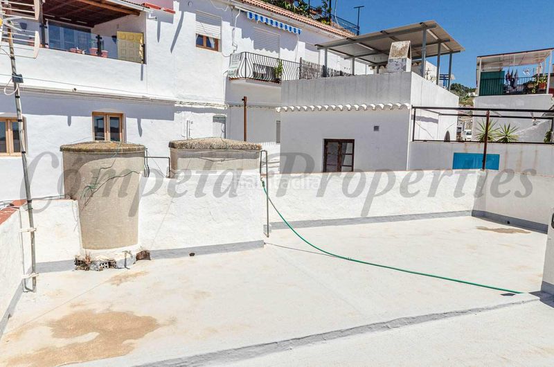 Foto defc5a63-f192-40e5-8c57-1ee0c2363492. Casa adossada a Cómpeta