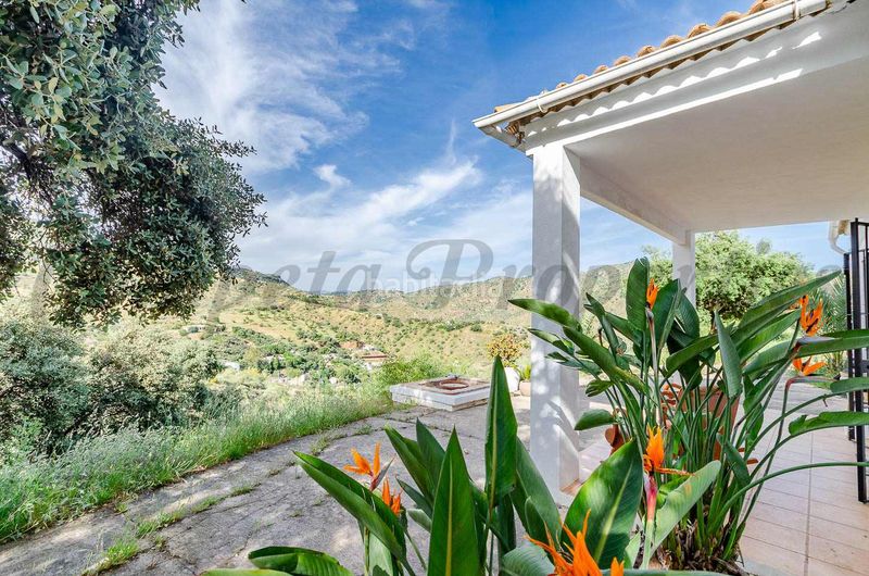 Foto 17e2a7f5-abe4-4ac0-8994-8919bc7f6dae. Masia amb xemeneia aparcament a Residencial Jardín Botánico Málaga