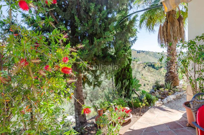 Foto 0f596ef5-c513-4e2c-8183-d7e05d0c468f. Masia amb xemeneia aparcament a Cómpeta