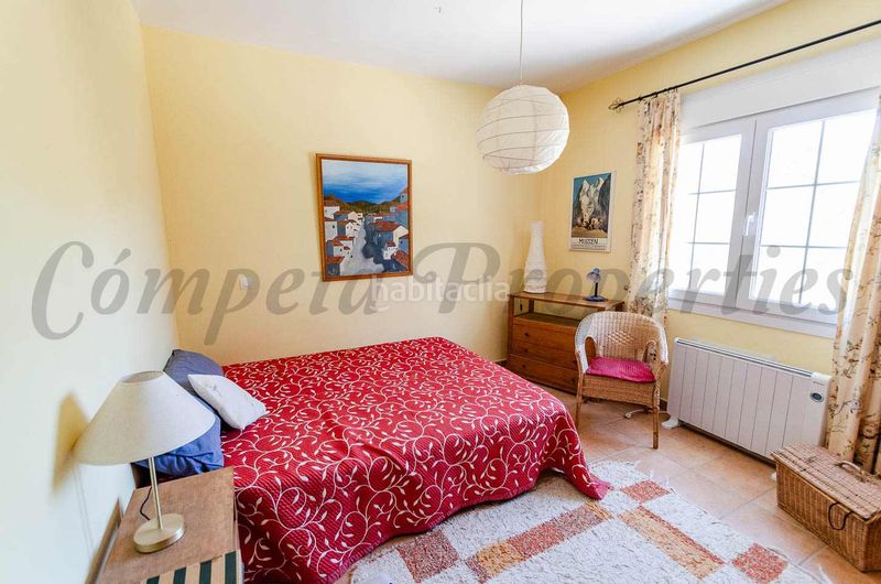 Foto 4e3d7951-d021-4612-92a2-6df2dda139d8. Masia amb xemeneia aparcament a Cómpeta