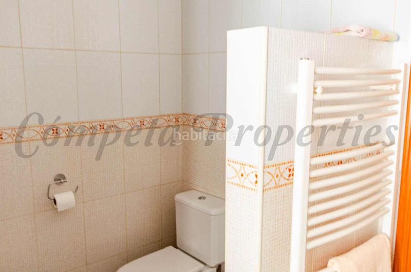 Foto f1f7db4d-8b91-4ba4-a594-9ead3190410b. Masia amb xemeneia aparcament a Cómpeta