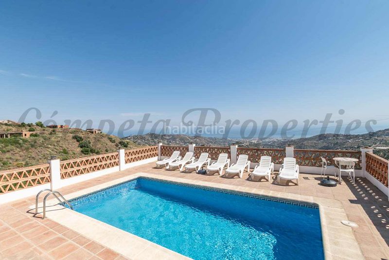 Foto 74ec61d4-ecd1-486d-9ff1-74ff73457744. Masia amb xemeneia aparcament piscina a Torrox pueblo Torrox