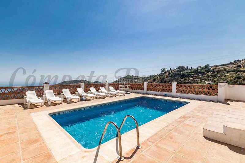 Foto a1d0788f-06ad-49b8-8648-e0e2b85de324. Masia amb xemeneia aparcament piscina a Torrox pueblo Torrox